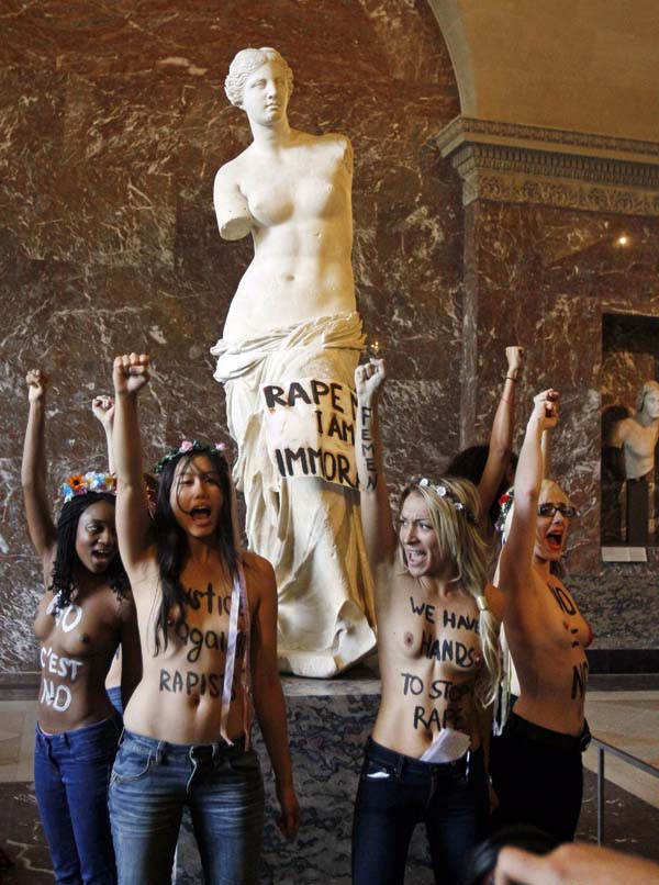 “Tymoshenko burattino di Putin”. Ucraina, Femen a seno nudo “Tymoshenko burattino di Putin”. Ucraina, Femen a seno nudo