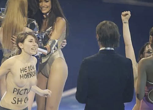 “Tymoshenko burattino di Putin”. Ucraina, Femen a seno nudo “Tymoshenko burattino di Putin”. Ucraina, Femen a seno nudo