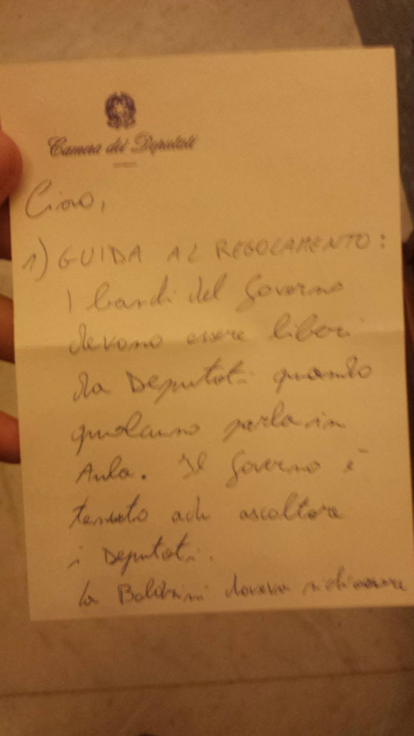 Lo scambio di pizzini Di Maio-Renzi. “Scusa l’ingenuità…”. Le foto Lo scambio di pizzini Di Maio-Renzi. “Scusa l’ingenuità…”. Le foto
