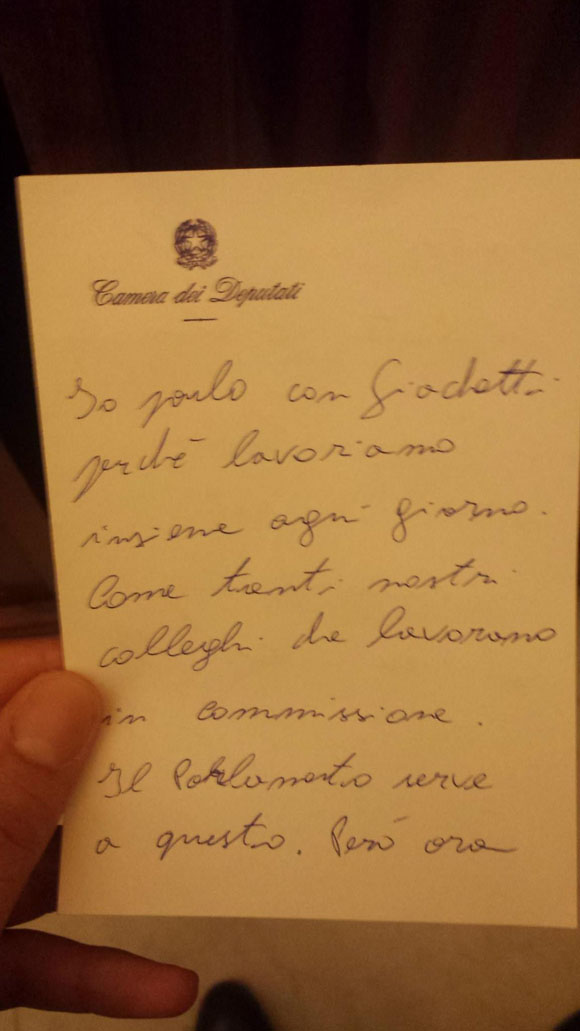 Lo scambio di pizzini Di Maio-Renzi. “Scusa l’ingenuità…”. Le foto Lo scambio di pizzini Di Maio-Renzi. “Scusa l’ingenuità…”. Le foto