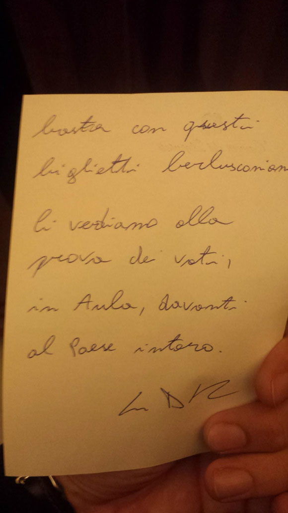 Lo scambio di pizzini Di Maio-Renzi. “Scusa l’ingenuità…”. Le foto Lo scambio di pizzini Di Maio-Renzi. “Scusa l’ingenuità…”. Le foto