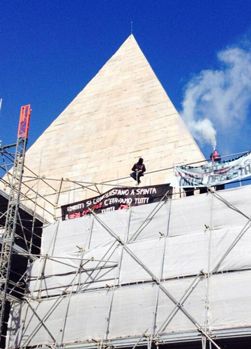 Lottano per la casa. Occupano la Piramide