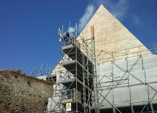 Lottano per la casa. Occupano la Piramide