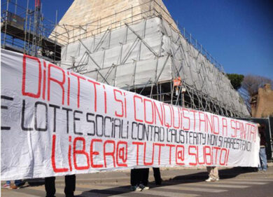 Lottano per la casa. Occupano la Piramide