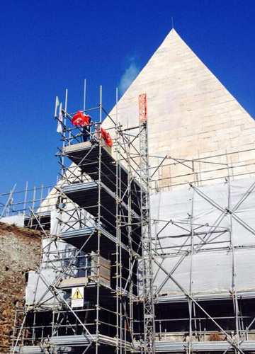 Lottano per la casa. Occupano la Piramide