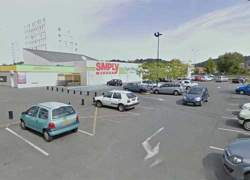 Anziano butta lo scontrino a terra. Ammazzato di botte al supermercato Anziano butta lo scontrino a terra. Ammazzato di botte al supermercato