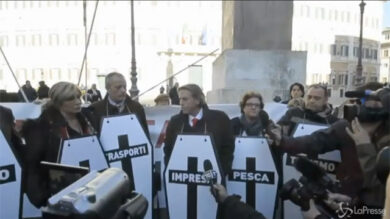 VIDEO: Roma, flash mob imprenditori e artigiani a Montecitorio contro tasse