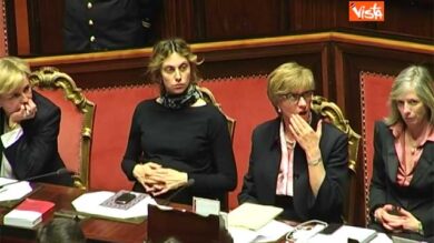 VIDEO: La Madia si massaggia il pancione durante il discorso di Renzi