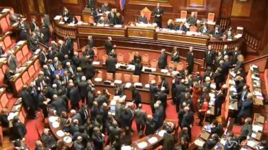 VIDEO: Renzi twitta alle 7 del mattino: Ok Senato, ora Camera. Oggi vota Montecitorio