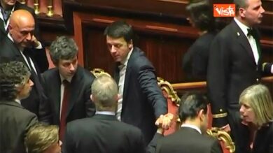VIDEO: Renzi e Verdini: pacche e risate in aula in attesa del voto