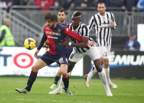Omofobia nel calcio, lacci pro-gay per Dessena. E il Web lo insulta Omofobia nel calcio, lacci pro-gay per Dessena. E il Web lo insulta
