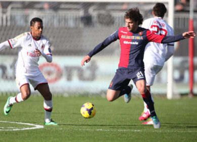Omofobia nel calcio, lacci pro-gay per Dessena. E il Web lo insulta