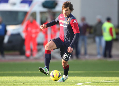 Omofobia nel calcio, lacci pro-gay per Dessena. E il Web lo insulta Omofobia nel calcio, lacci pro-gay per Dessena. E il Web lo insulta