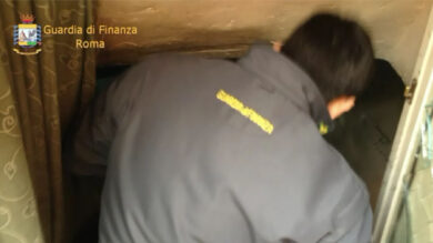 VIDEO: Blitz anti-falsari: “Siete circondati” Assedio al Pigneto, bazar del falso