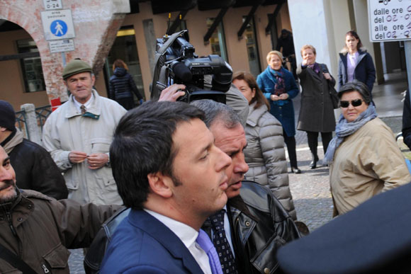 “Buffone, vergogna”. “Vai a casa”. Renzi contestato a Treviso “Buffone, vergogna”. “Vai a casa”. Renzi contestato a Treviso