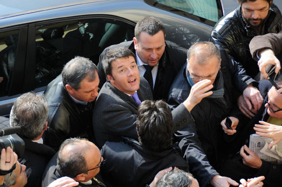 “Buffone, vergogna”. “Vai a casa”. Renzi contestato a Treviso “Buffone, vergogna”. “Vai a casa”. Renzi contestato a Treviso
