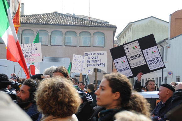 “Buffone, vergogna”. “Vai a casa”. Renzi contestato a Treviso “Buffone, vergogna”. “Vai a casa”. Renzi contestato a Treviso