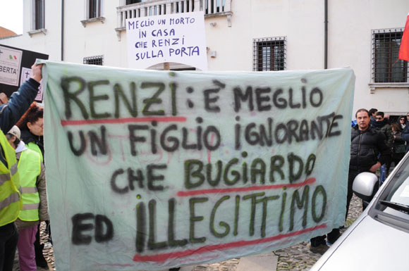 “Buffone, vergogna”. “Vai a casa”. Renzi contestato a Treviso “Buffone, vergogna”. “Vai a casa”. Renzi contestato a Treviso