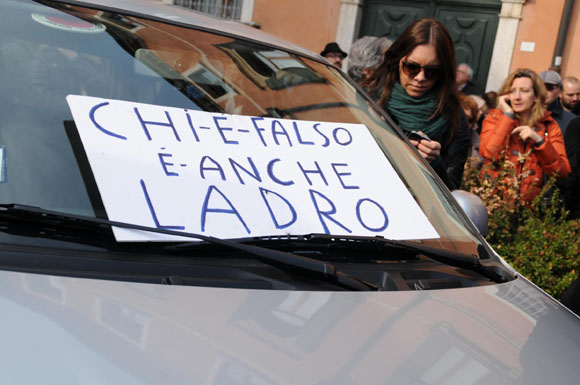 “Buffone, vergogna”. “Vai a casa”. Renzi contestato a Treviso “Buffone, vergogna”. “Vai a casa”. Renzi contestato a Treviso