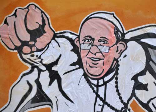 Mr. Super Pope in visita da Bergoglio. “Ha sorriso, lo attaccherò ovunque