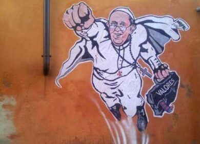 Mr. Super Pope in visita da Bergoglio. “Ha sorriso, lo attaccherò ovunque