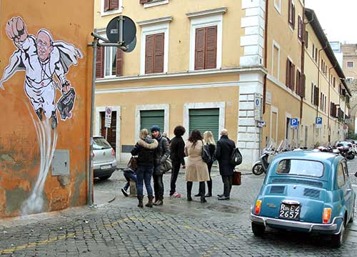Mr. Super Pope in visita da Bergoglio. “Ha sorriso, lo attaccherò ovunque