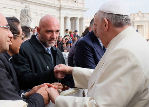Mr. Super Pope in visita da Bergoglio. “Ha sorriso, lo attaccherò ovunque