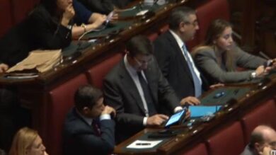 VIDEO: Renzi parla alla Camera. Disattenzione, tablet e cellulari