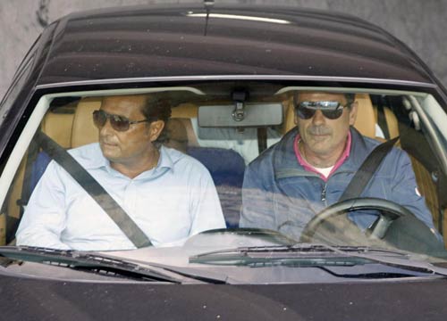 Costa Concordia, Schettino sale a bordo. Ma scoppia la rissa Costa Concordia, Schettino sale a bordo. Ma scoppia la rissa