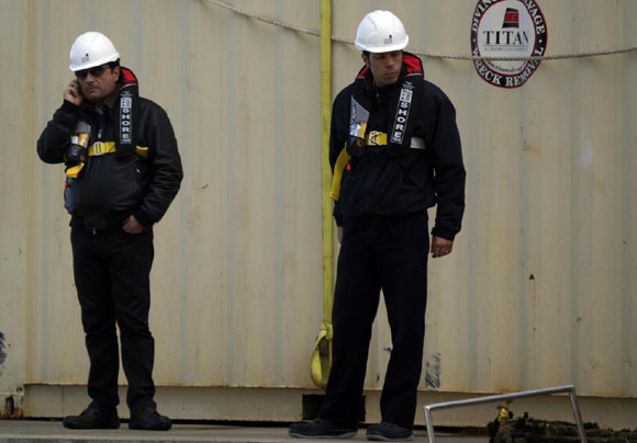 Costa Concordia, Schettino sale a bordo. Ma scoppia la rissa Costa Concordia, Schettino sale a bordo. Ma scoppia la rissa
