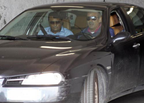 Costa Concordia, Schettino sale a bordo. Ma scoppia la rissa Costa Concordia, Schettino sale a bordo. Ma scoppia la rissa