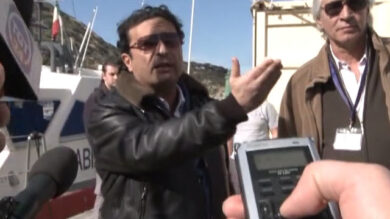 Costa Concordia, Schettino sale a bordo. Ma scoppia la rissa