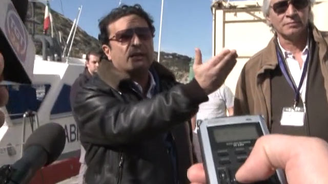 Costa Concordia, Schettino sale a bordo. Ma scoppia la rissa Costa Concordia, Schettino sale a bordo. Ma scoppia la rissa