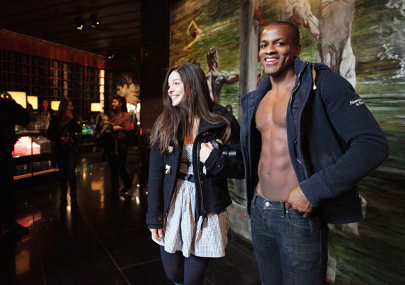 Gli adolescenti tradiscono Abercrombie & Fitch: crisi nera per il marchio Usa Gli adolescenti tradiscono Abercrombie & Fitch: crisi nera per il marchio Usa