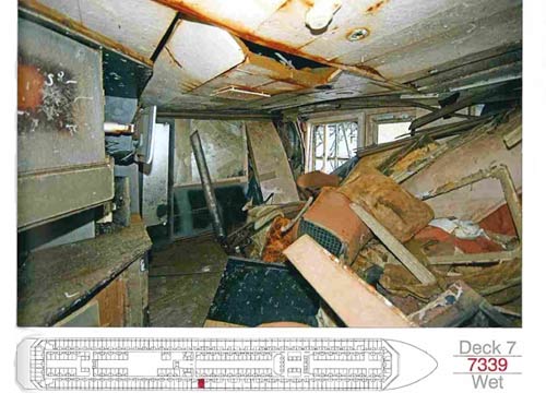 Costa Concordia, Schettino sale a bordo. Ma scoppia la rissa Costa Concordia, Schettino sale a bordo. Ma scoppia la rissa