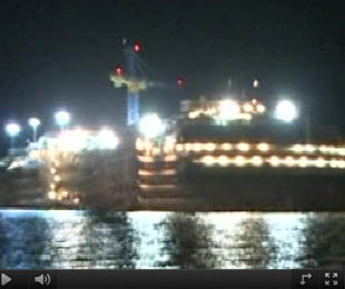 Costa Concordia, Schettino sale a bordo. Ma scoppia la rissa Costa Concordia, Schettino sale a bordo. Ma scoppia la rissa