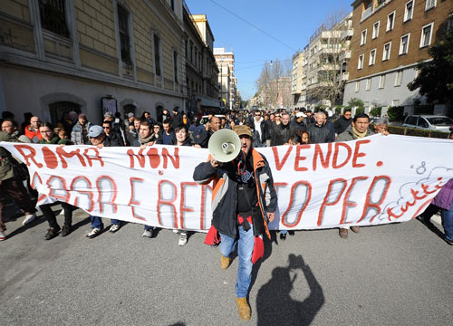 Lotta per la casa: acampada e corteo. Bombe carta e caos: “Stiamo arrivando” Lotta per la casa: acampada e corteo. Bombe carta e caos: “Stiamo arrivando”