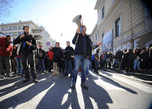Lotta per la casa: acampada e corteo. Bombe carta e caos: “Stiamo arrivando” Lotta per la casa: acampada e corteo. Bombe carta e caos: “Stiamo arrivando”
