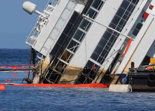 Costa Concordia, Schettino sale a bordo. Ma scoppia la rissa Costa Concordia, Schettino sale a bordo. Ma scoppia la rissa