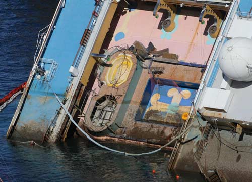 Costa Concordia, Schettino sale a bordo. Ma scoppia la rissa Costa Concordia, Schettino sale a bordo. Ma scoppia la rissa