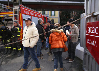Minaccia di darsi fuoco. Tensione alla sede Atac