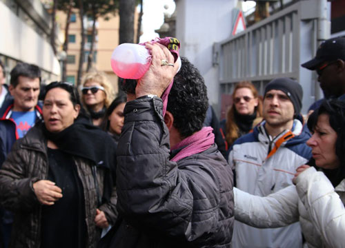 Minaccia di darsi fuoco. Tensione alla sede Atac