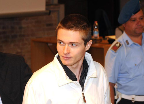 Feltri a Sollecito: “Ma Meredith te la volevi scopare?”. Trasmissione sospesa Feltri a Sollecito: “Ma Meredith te la volevi scopare?”. Trasmissione sospesa