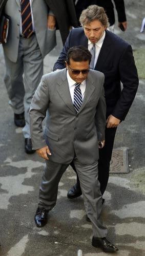 Costa Concordia, Schettino sale a bordo. Ma scoppia la rissa Costa Concordia, Schettino sale a bordo. Ma scoppia la rissa