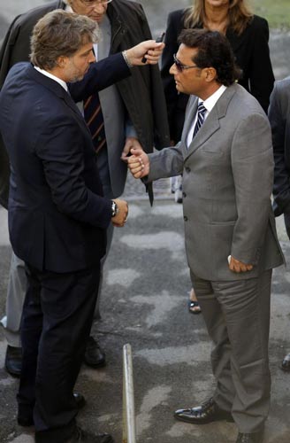 Costa Concordia, Schettino sale a bordo. Ma scoppia la rissa Costa Concordia, Schettino sale a bordo. Ma scoppia la rissa