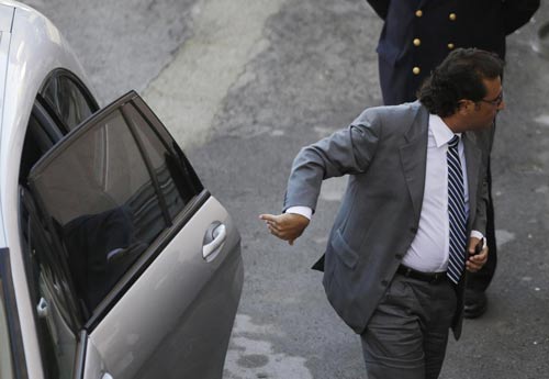 Costa Concordia, Schettino sale a bordo. Ma scoppia la rissa Costa Concordia, Schettino sale a bordo. Ma scoppia la rissa