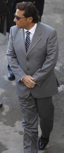 Costa Concordia, Schettino sale a bordo. Ma scoppia la rissa Costa Concordia, Schettino sale a bordo. Ma scoppia la rissa