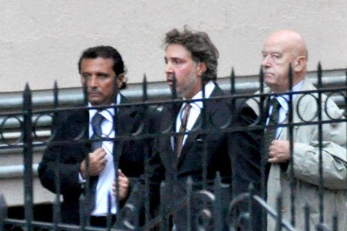 Costa Concordia, Schettino sale a bordo. Ma scoppia la rissa Costa Concordia, Schettino sale a bordo. Ma scoppia la rissa