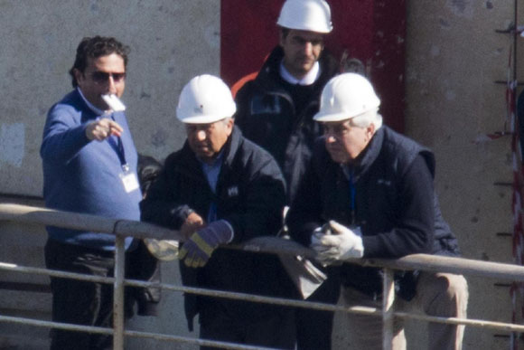 Costa Concordia, Schettino sale a bordo. Ma scoppia la rissa Costa Concordia, Schettino sale a bordo. Ma scoppia la rissa