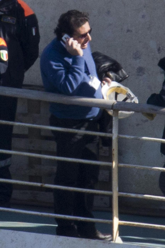 Costa Concordia, Schettino sale a bordo. Ma scoppia la rissa Costa Concordia, Schettino sale a bordo. Ma scoppia la rissa